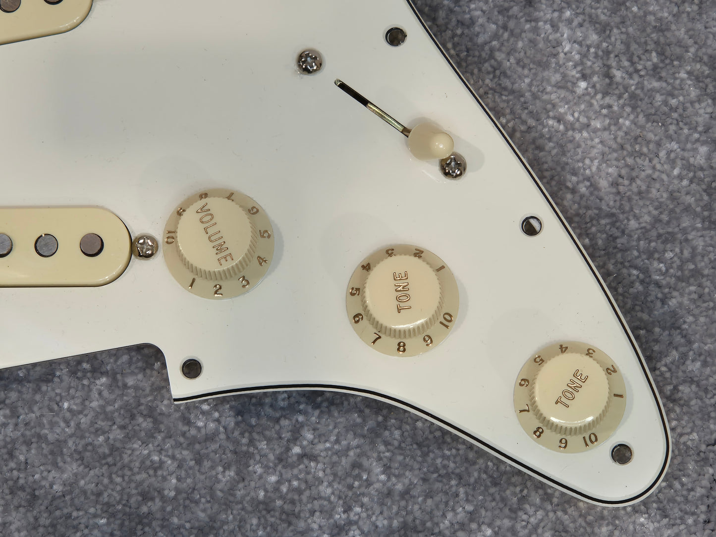 Genuine Fender Pre Wired Stratocaster Loaded Pickguard - White