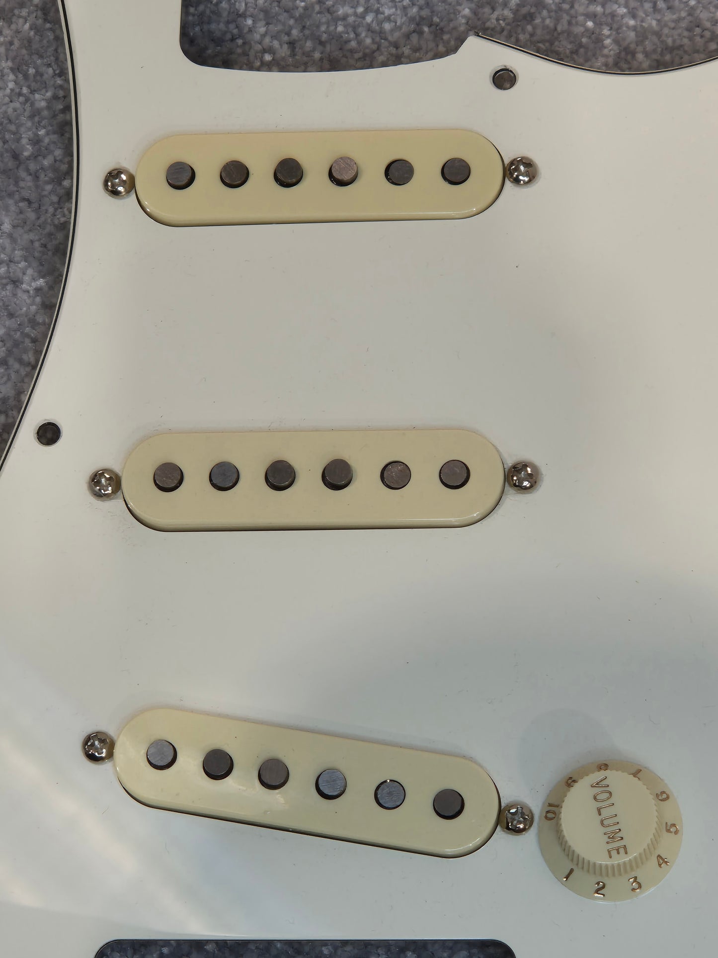 Genuine Fender Pre Wired Stratocaster Loaded Pickguard - White