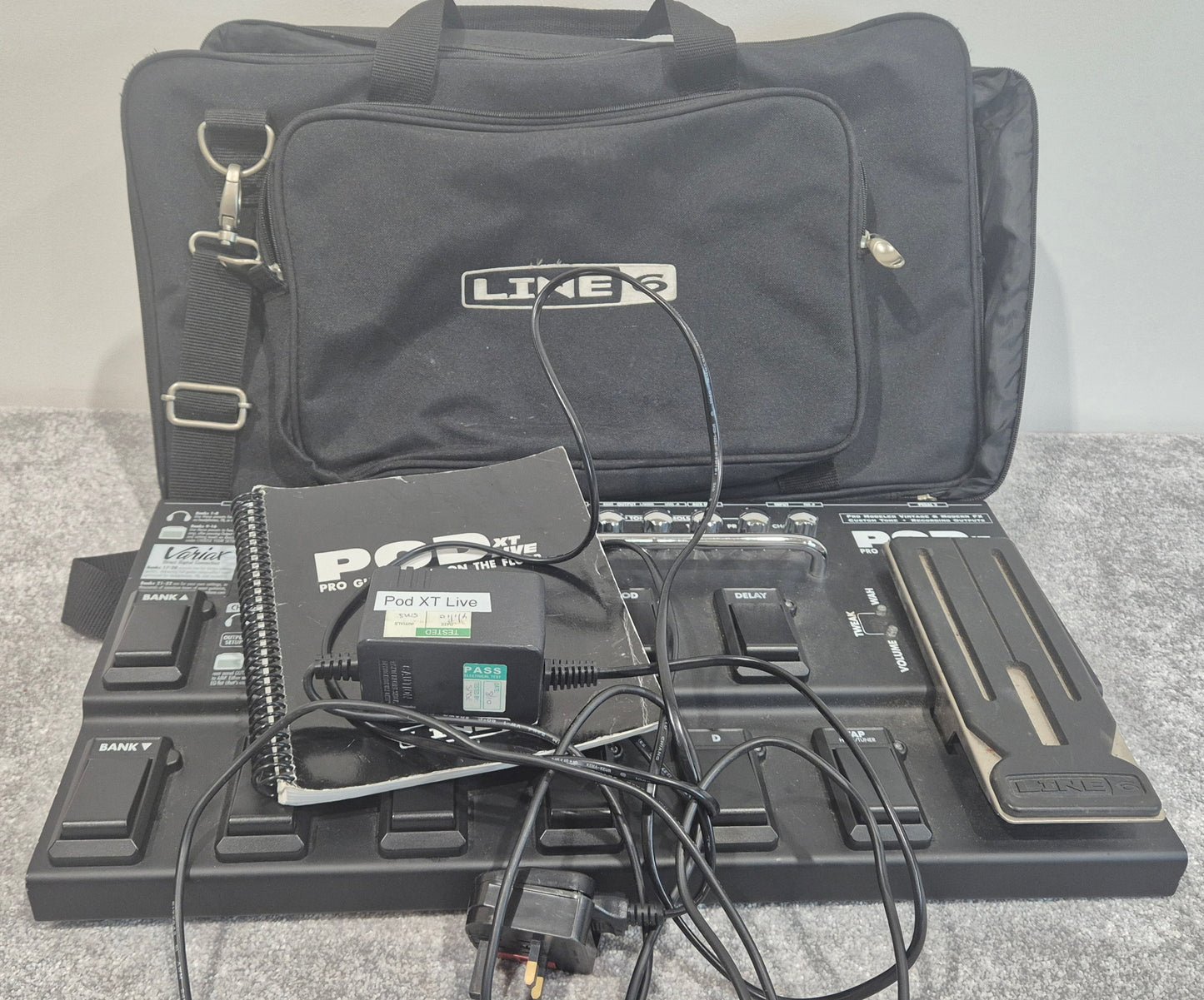 Line 6 POD XT Live - Multi-Effect and Amp Modeler Pedalboard With Soft bag
