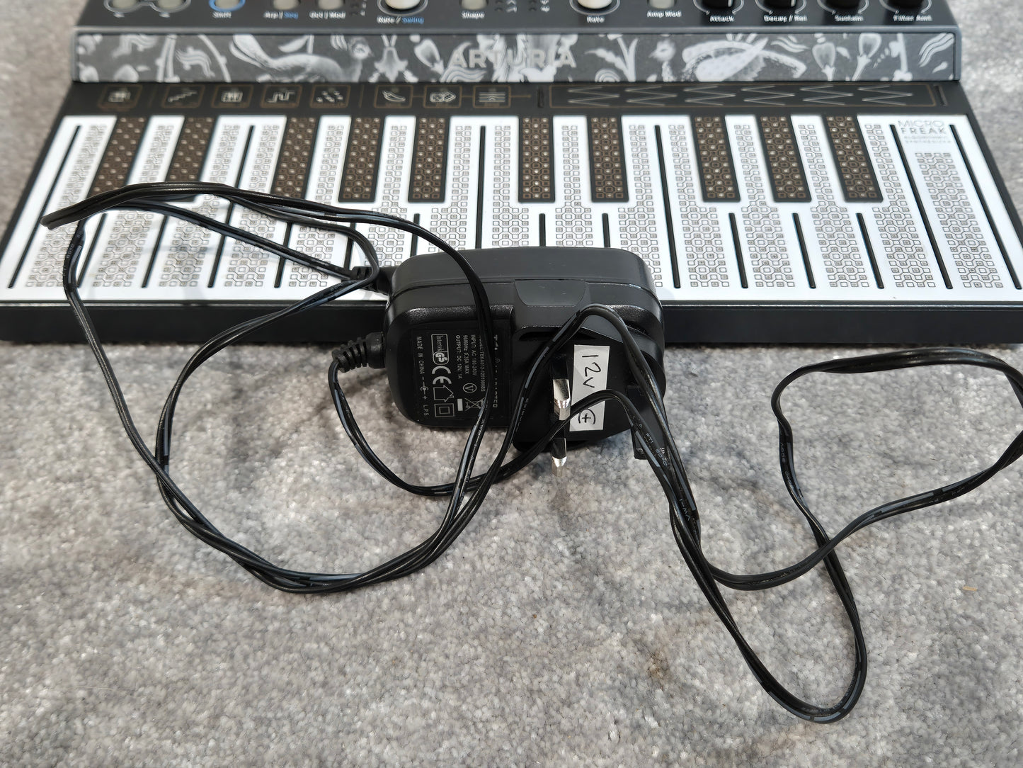 Arturia Microfreak - Hybrid Experimental Synthesizer + Power Cable