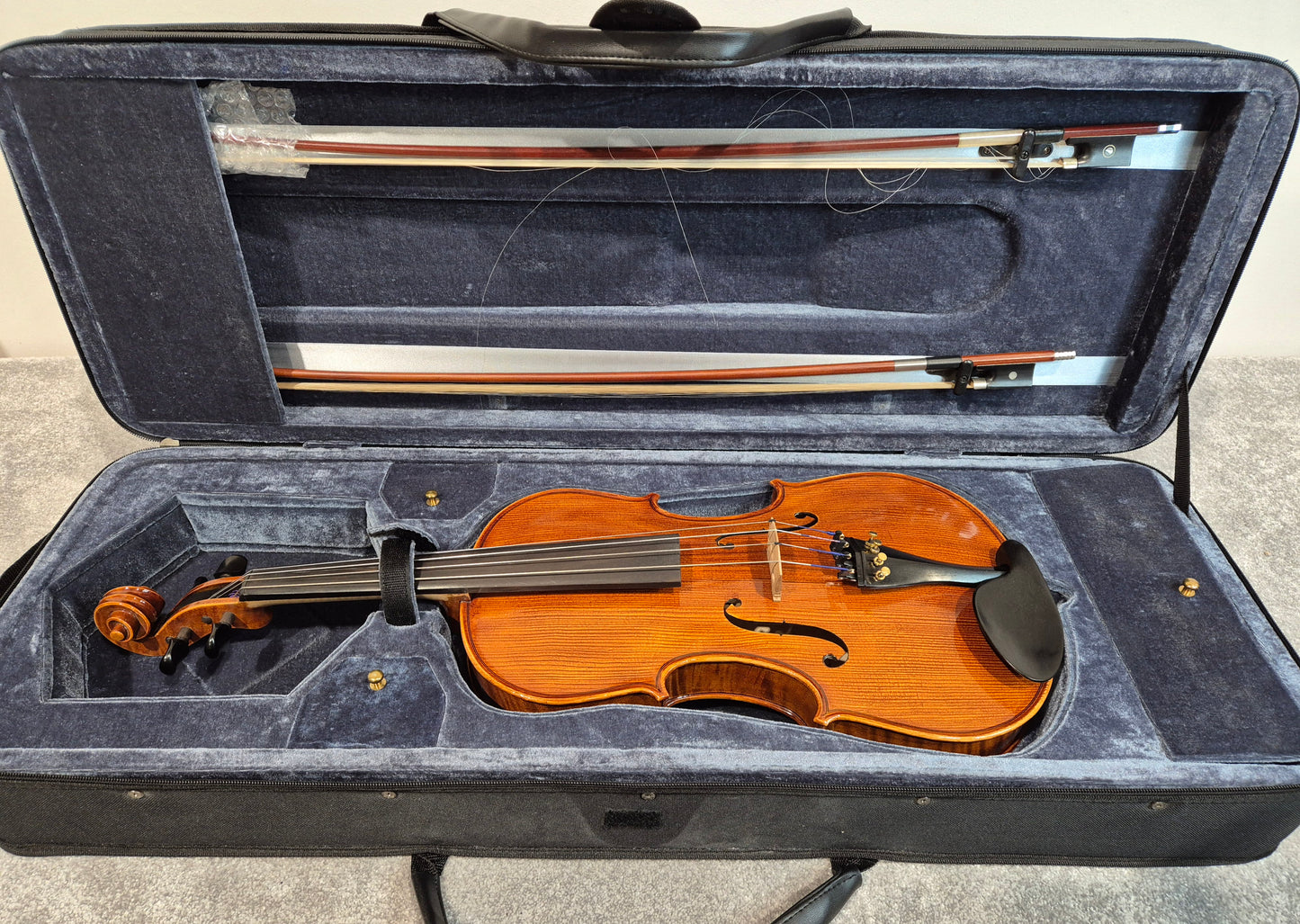 Hidersine Piacenza 1 Violin + Hard Case + 2 Quality Bows