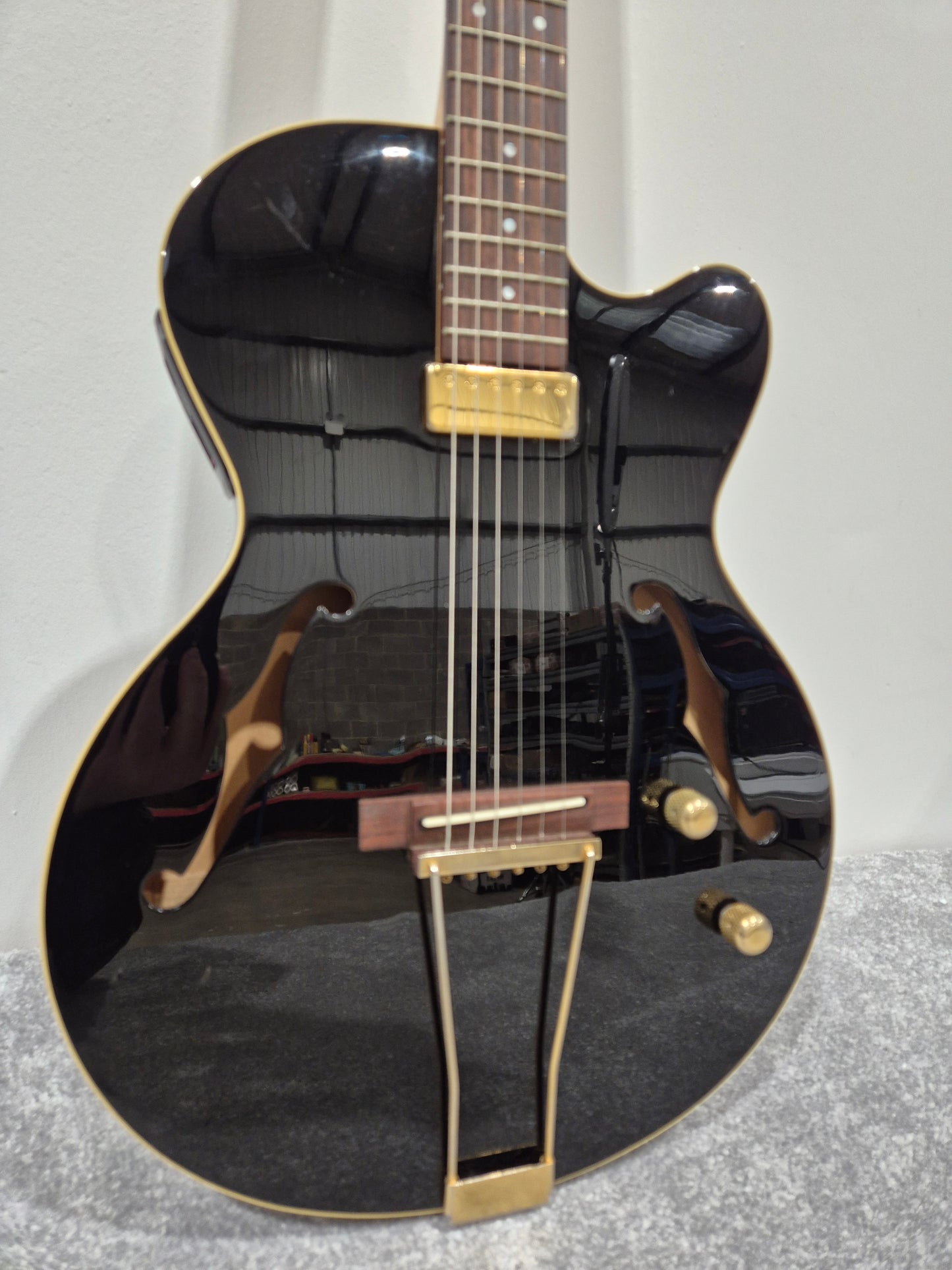 Yamaha AEX 500 - Semi Acoustic Hybrid Guitar Includes Yamaha Hard Case