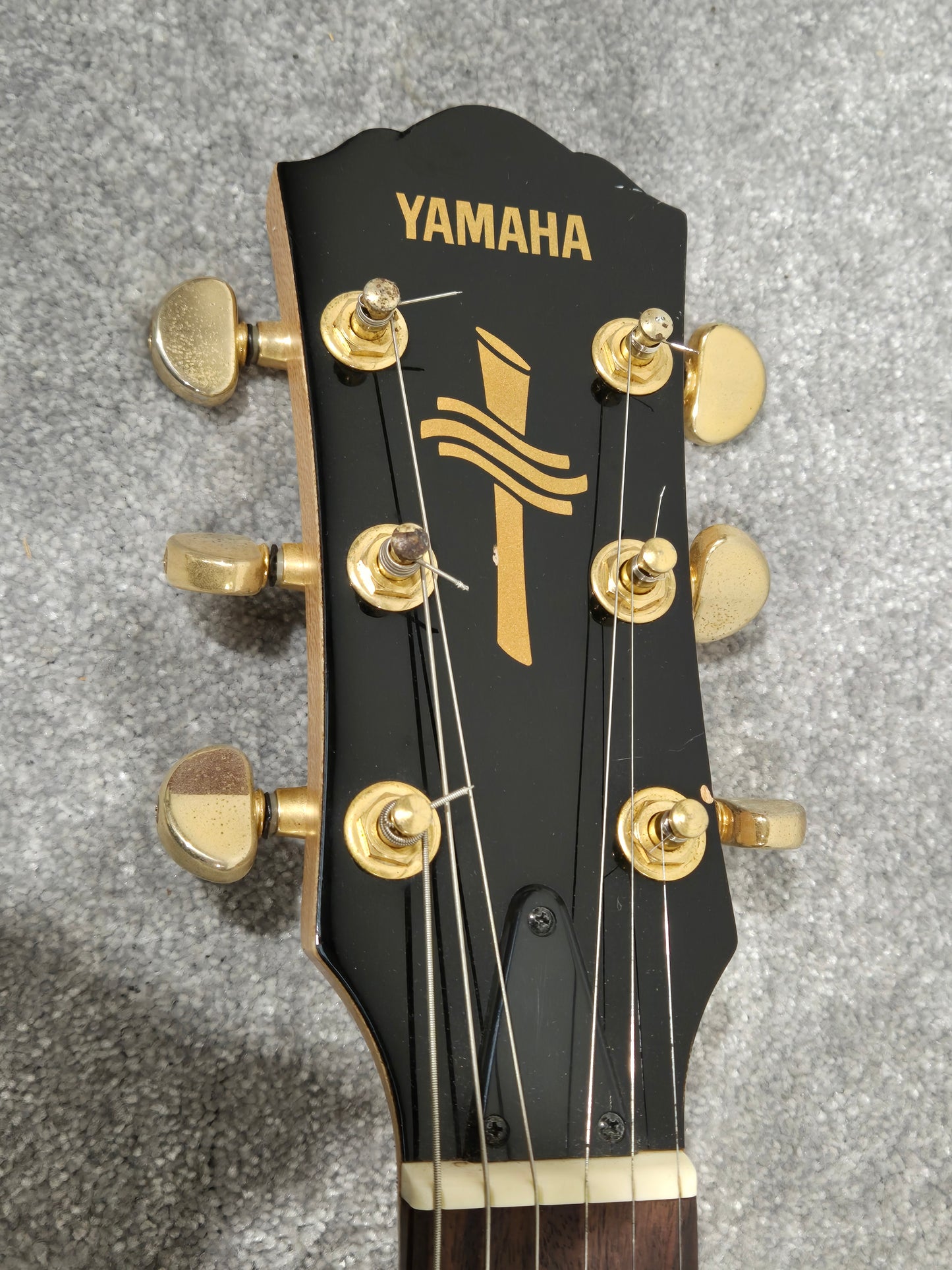 Yamaha AEX 500 - Semi Acoustic Hybrid Guitar Includes Yamaha Hard Case