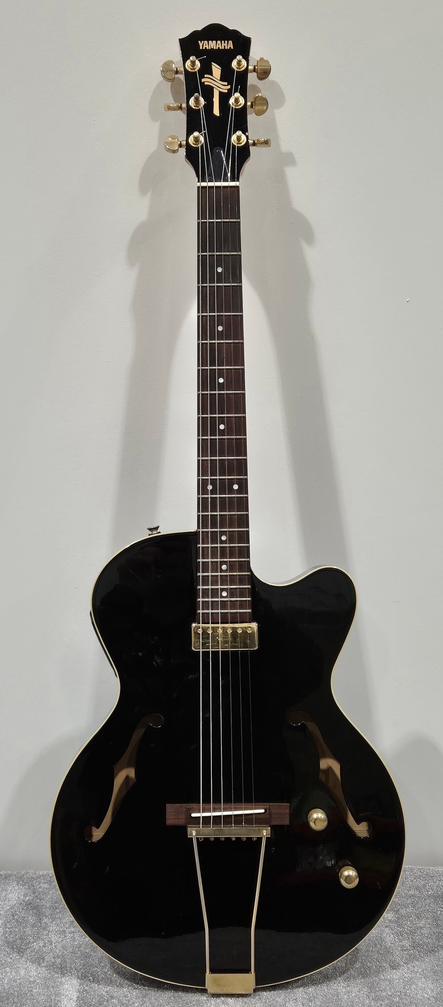 Yamaha AEX 500 - Semi Acoustic Hybrid Guitar Includes Yamaha Hard Case