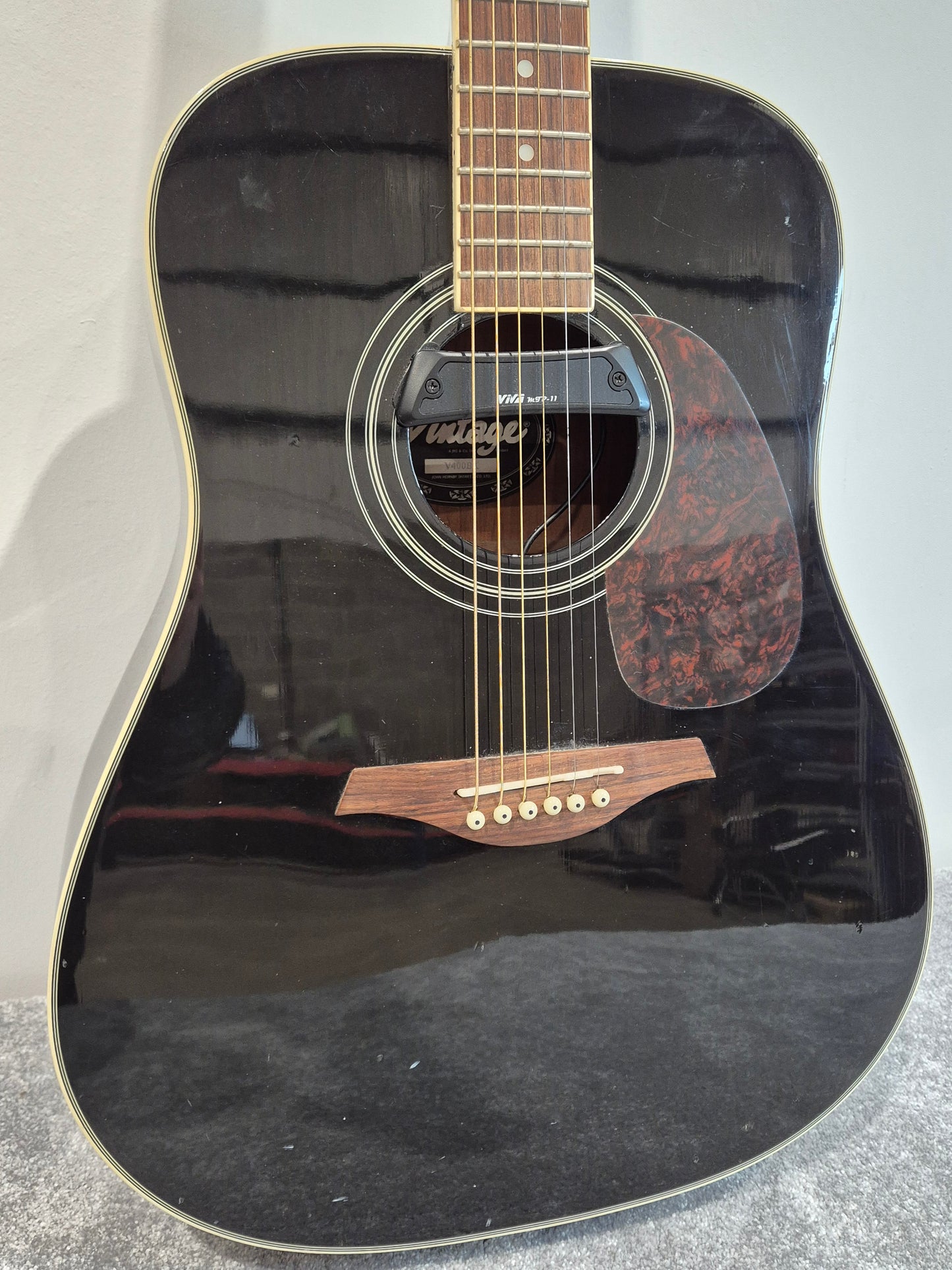 Vintage V400 BK Acoustic Guitar - Viva MTP11 Sound Hole Pick Up