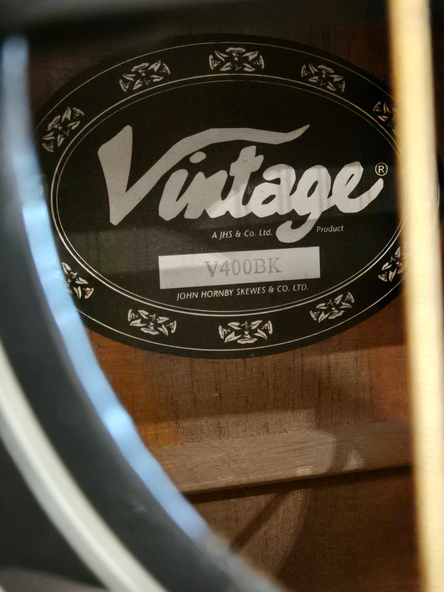 Vintage V400 BK Acoustic Guitar - Viva MTP11 Sound Hole Pick Up