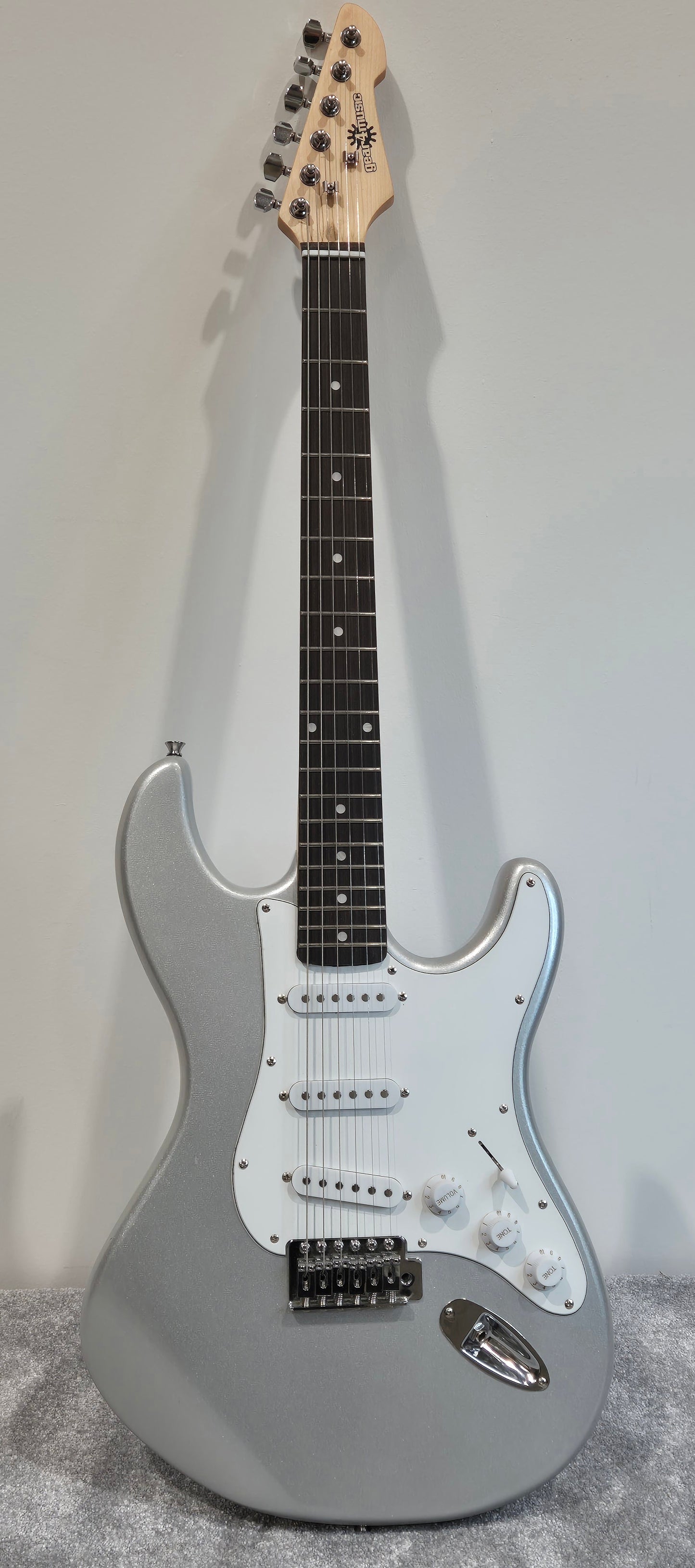 Gear4Music LA Series Stratocaster Electric Guitar and Gig Bag - Metallic Silver