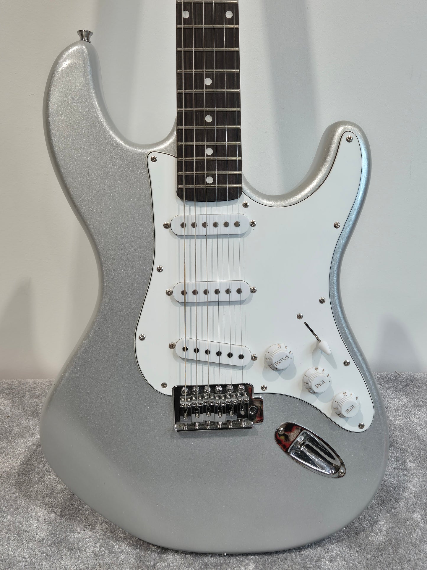 Gear4Music LA Series Stratocaster Electric Guitar and Gig Bag - Metallic Silver