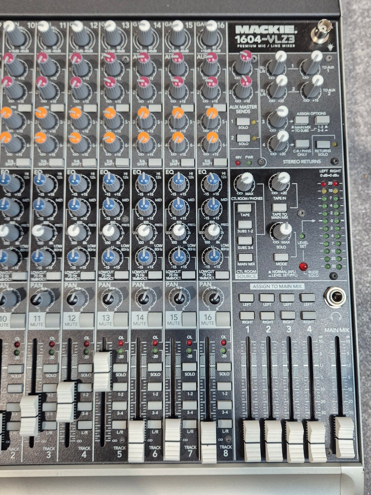 Mackie 1604 VLZ3 - 16-Channel Compact Mixer + Flight Case