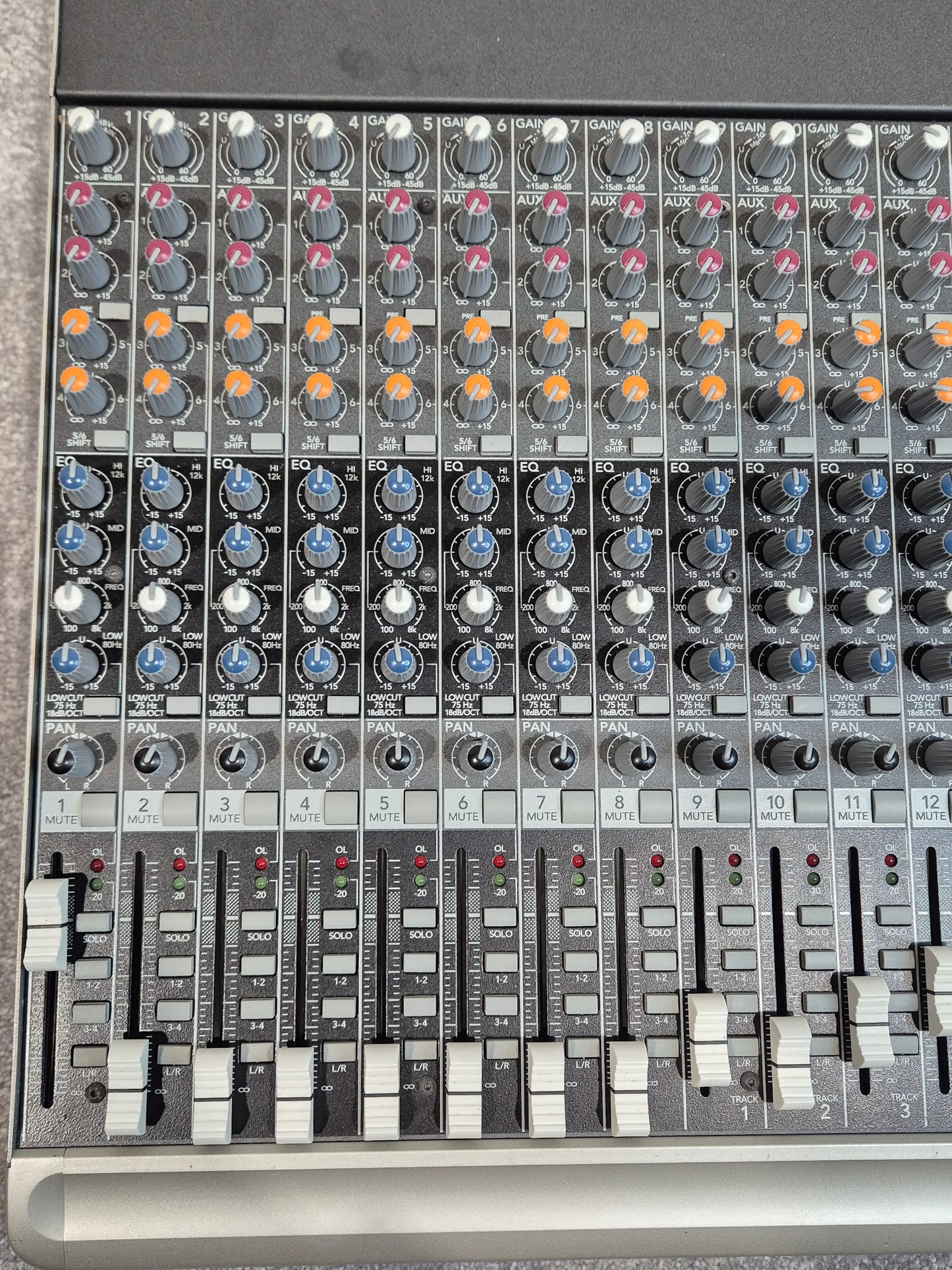 Mackie 1604 VLZ3 - 16-Channel Compact Mixer + Flight Case