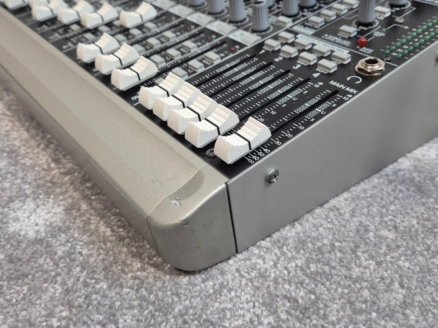 Mackie 1604 VLZ3 - 16-Channel Compact Mixer + Flight Case