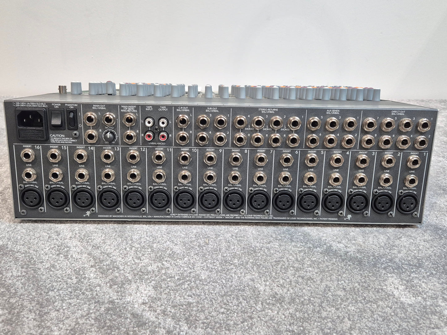 Mackie 1604 VLZ3 - 16-Channel Compact Mixer + Flight Case