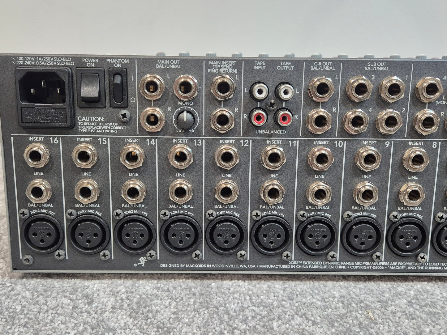 Mackie 1604 VLZ3 - 16-Channel Compact Mixer + Flight Case