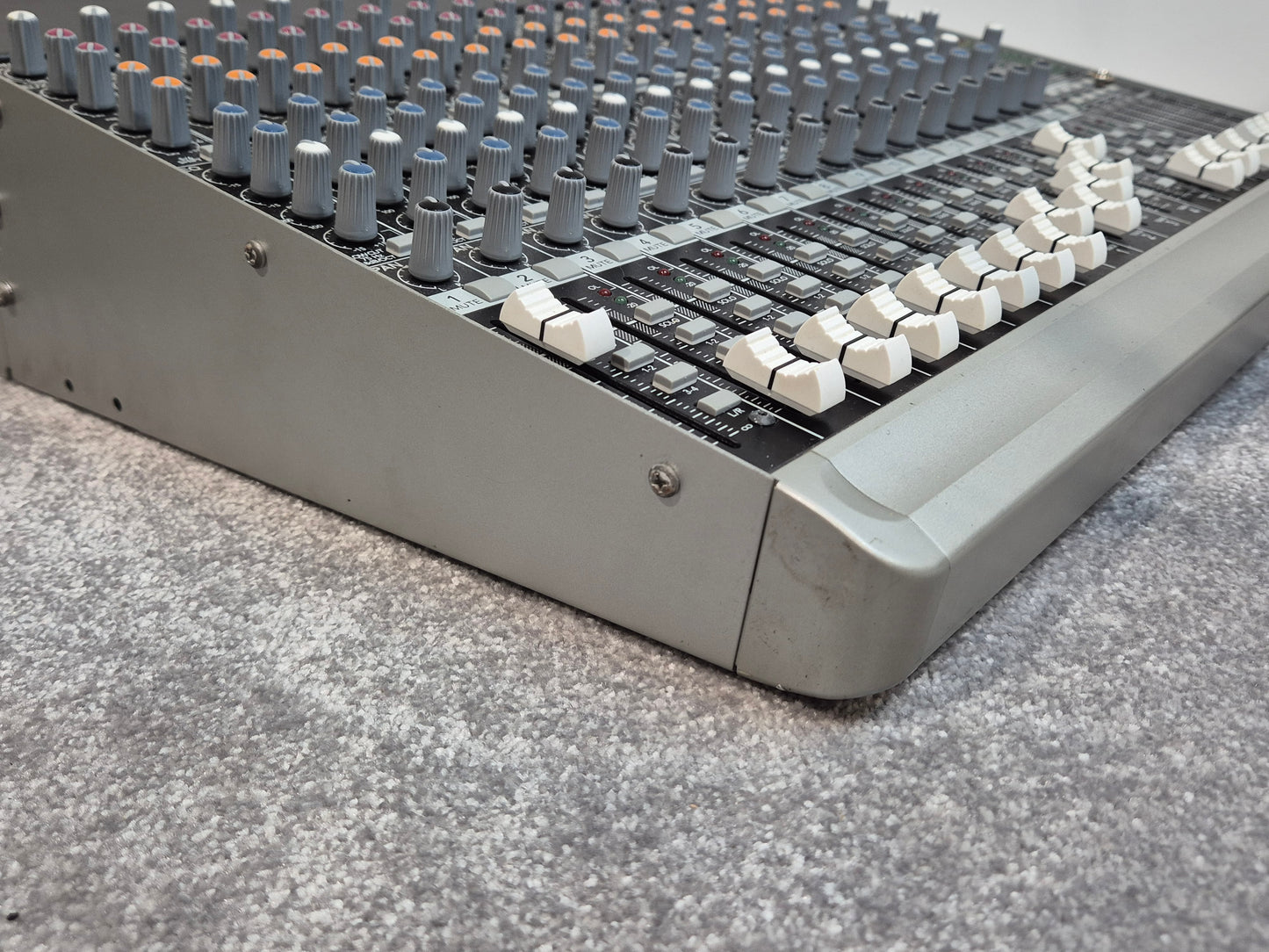Mackie 1604 VLZ3 - 16-Channel Compact Mixer + Flight Case