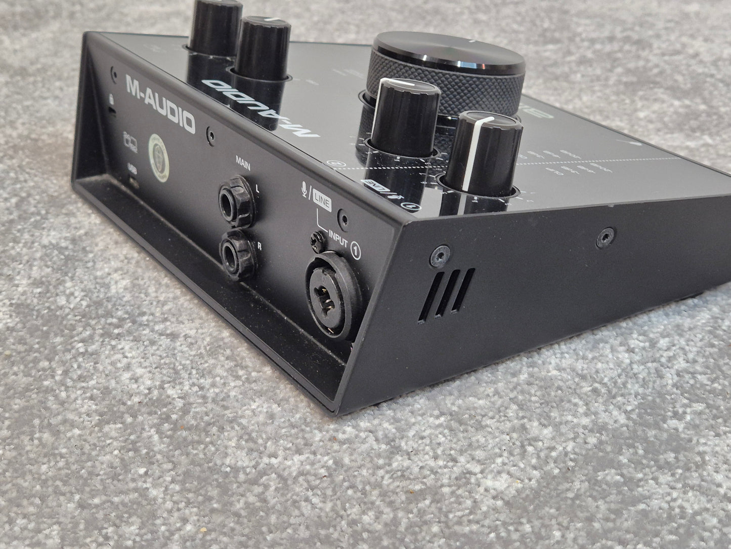 M-Audio AIR 192/4 - Audio Interface Designed for Recording, Podcasting and Streaming