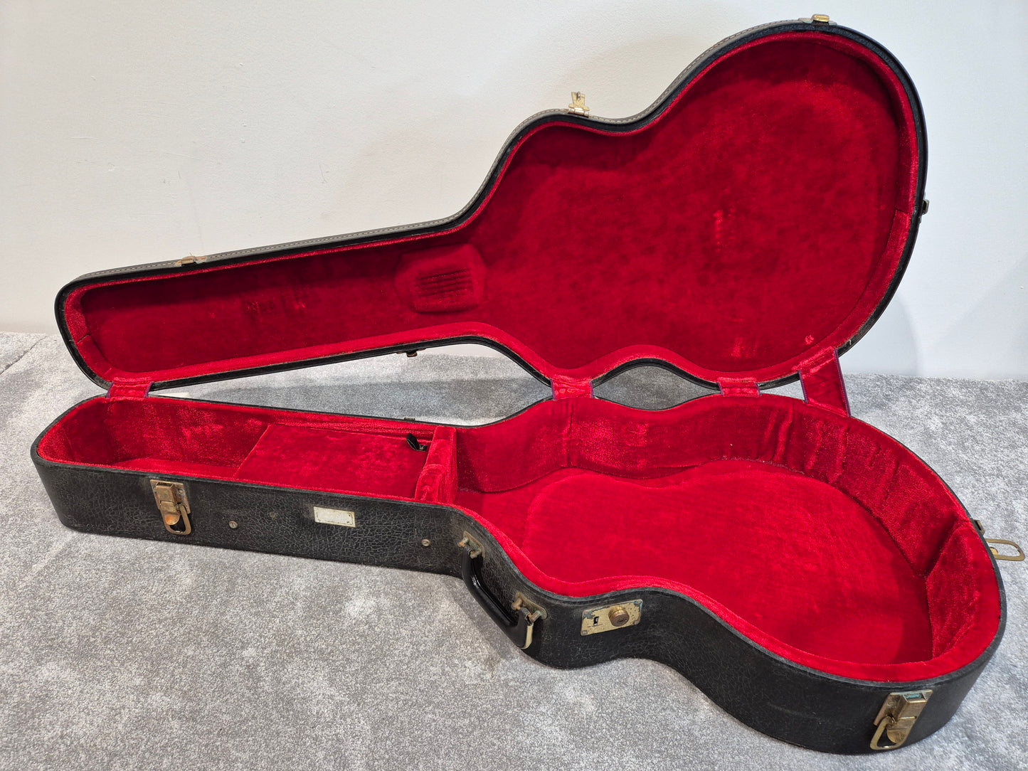 Guild Hard Case - Acoustic Guitar Hard Case - Dreadnought