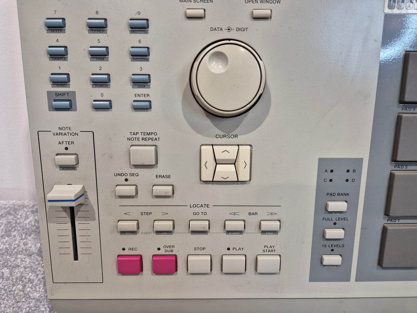 Akai MPC 2000 - 64-Track sampler-Sequencer Workstation w/ Zip Drive