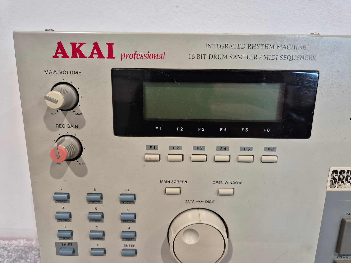 Akai MPC 2000 - 64-Track sampler-Sequencer Workstation w/ Zip Drive