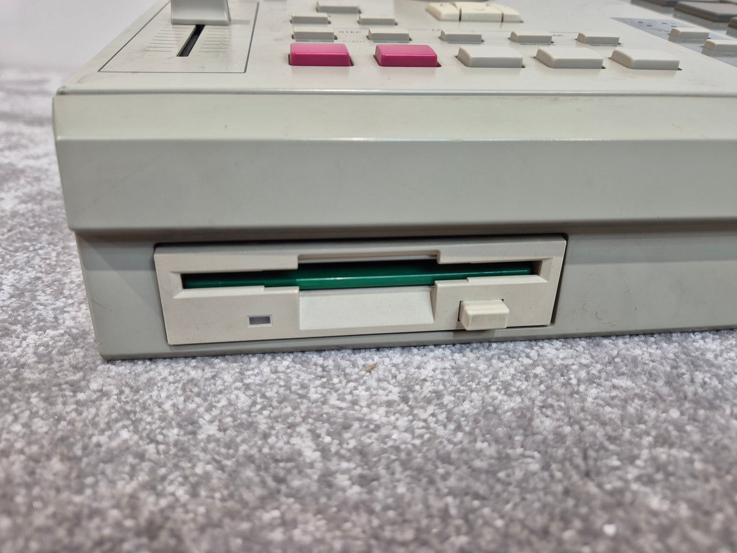 Akai MPC 2000 - 64-Track sampler-Sequencer Workstation w/ Zip Drive