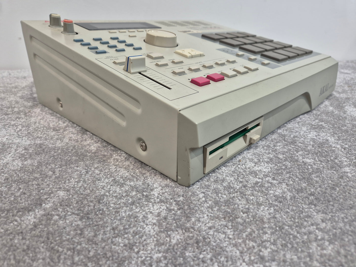 Akai MPC 2000 - 64-Track sampler-Sequencer Workstation w/ Zip Drive