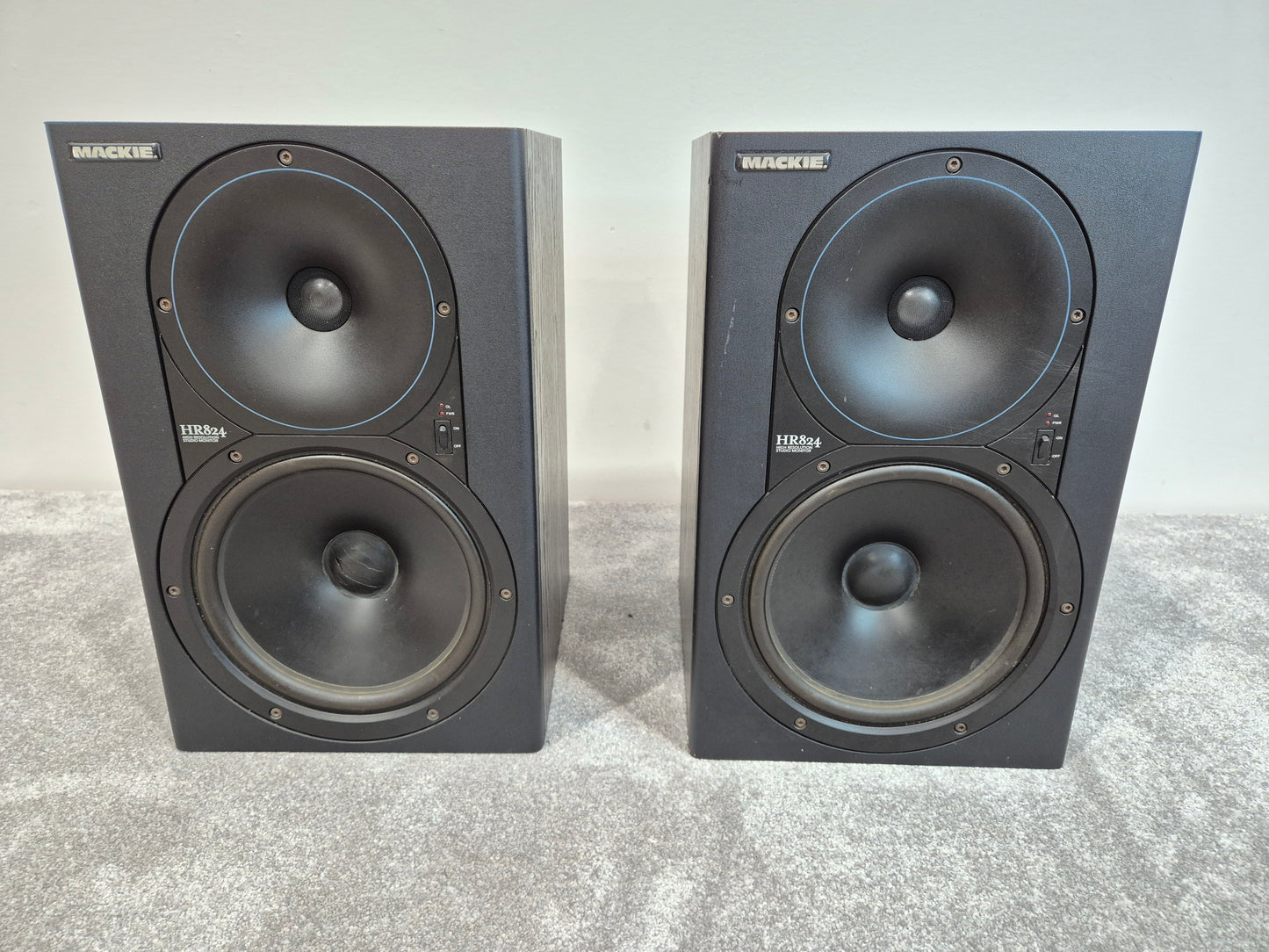 Mackie HR824 - 8-inch Active studio monitor - Pair ( One Faulty Woofer)