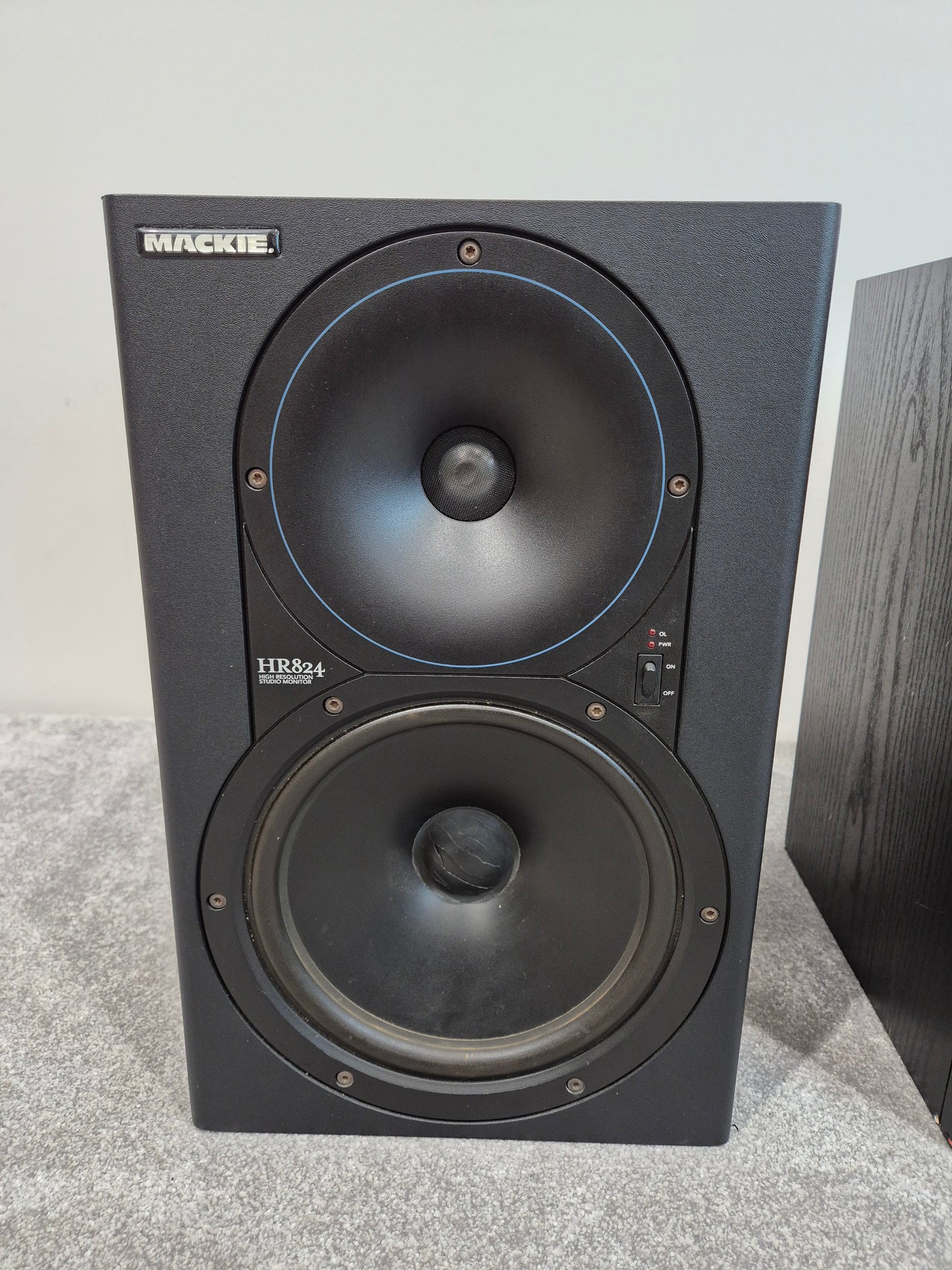 Mackie HR824 - 8-inch Active studio monitor - Pair ( One Faulty Woofer)