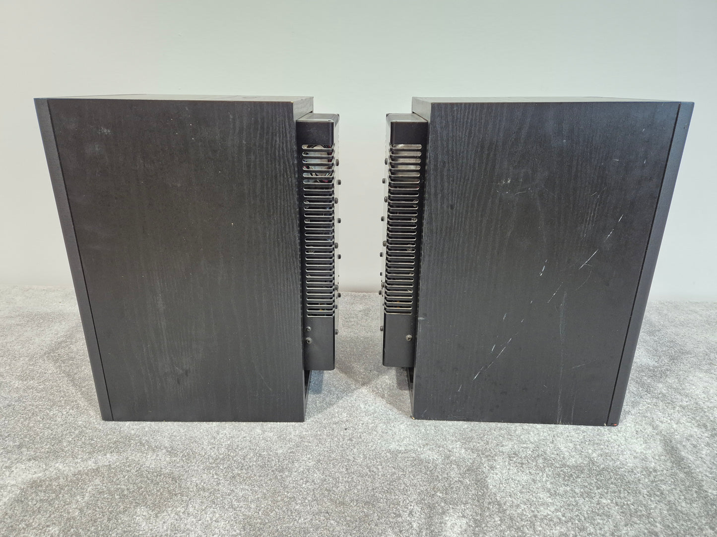 Mackie HR824 - 8-inch Active studio monitor - Pair ( One Faulty Woofer)