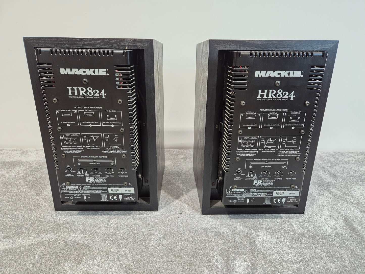Mackie HR824 - 8-inch Active studio monitor - Pair ( One Faulty Woofer)