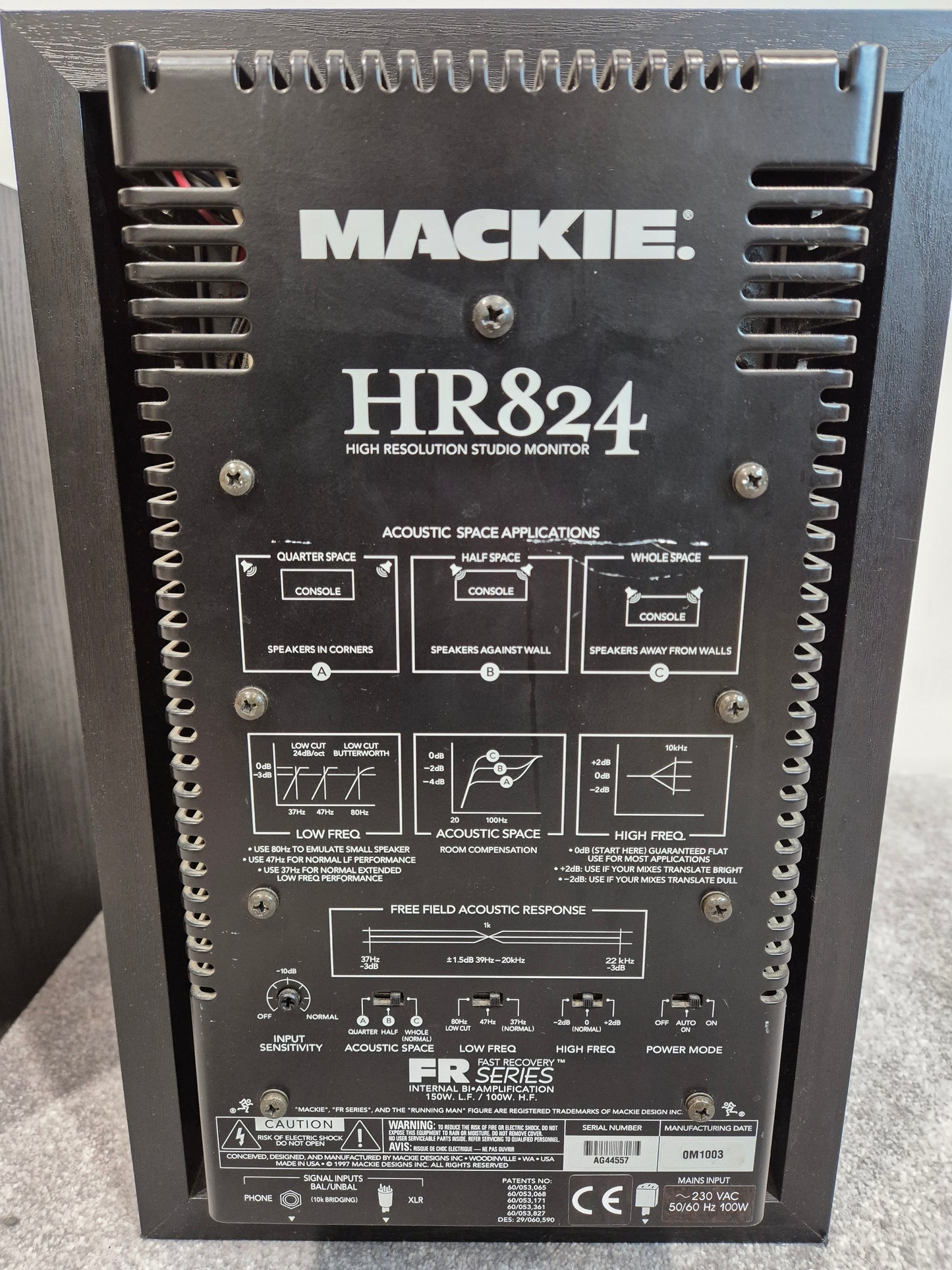 Mackie HR824 - 8-inch Active studio monitor - Pair ( One Faulty Woofer)