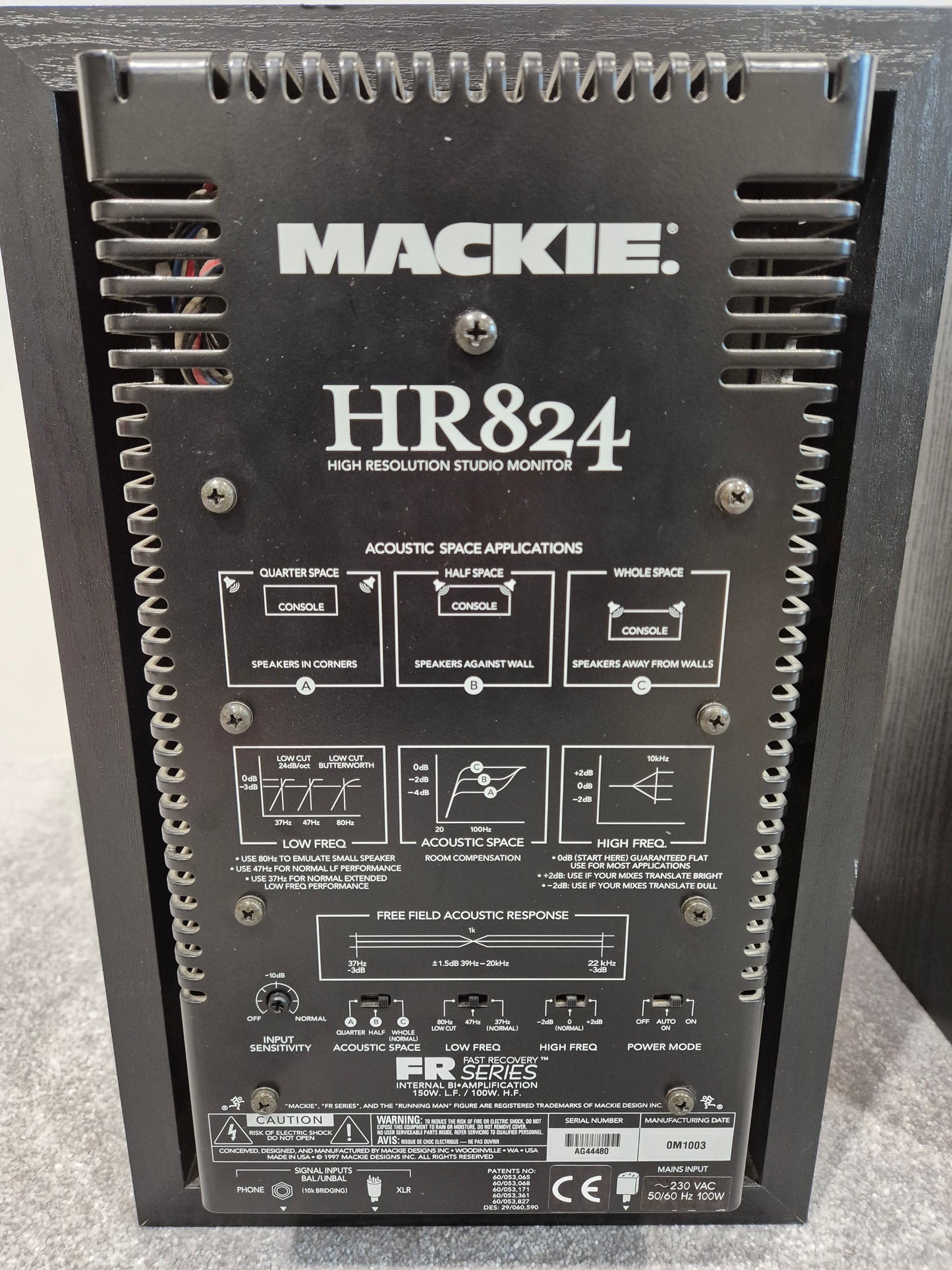 Mackie HR824 - 8-inch Active studio monitor - Pair ( One Faulty Woofer)