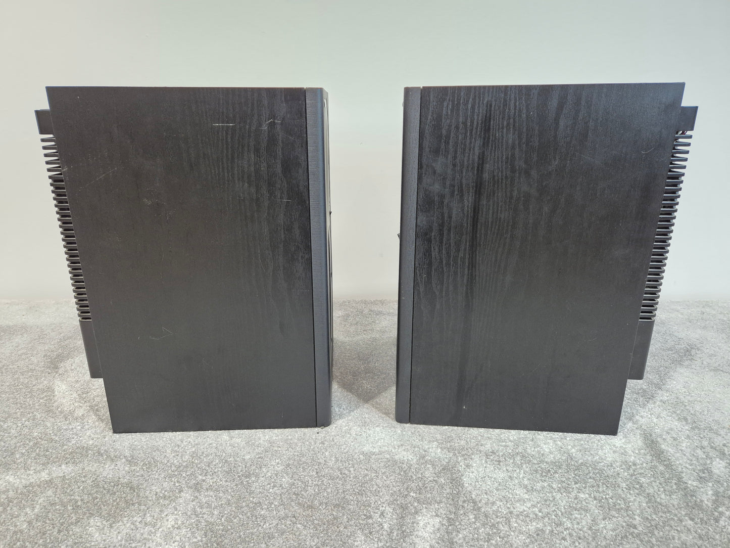 Mackie HR824 - 8-inch Active studio monitor - Pair ( One Faulty Woofer)