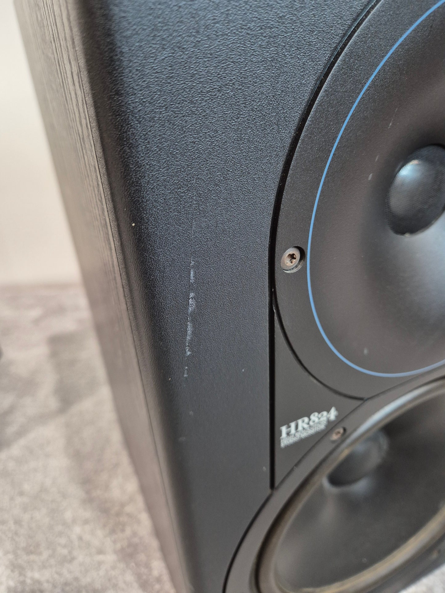 Mackie HR824 - 8-inch Active studio monitor - Pair ( One Faulty Woofer)