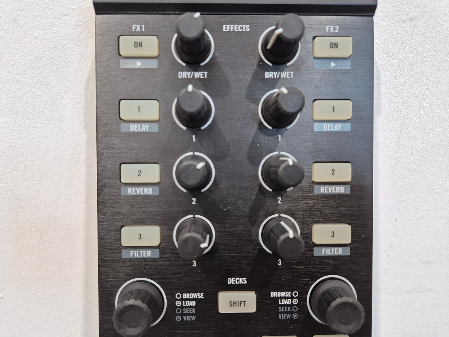 Native Instruments Traktor Kontrol X1 - USB DJ Controller w/ Soft Case