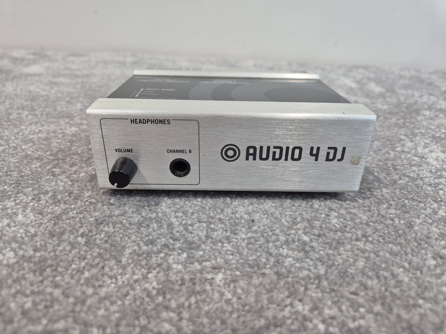 Native Instruments Traktor Audio 4 - Professional DJ Audio Interface