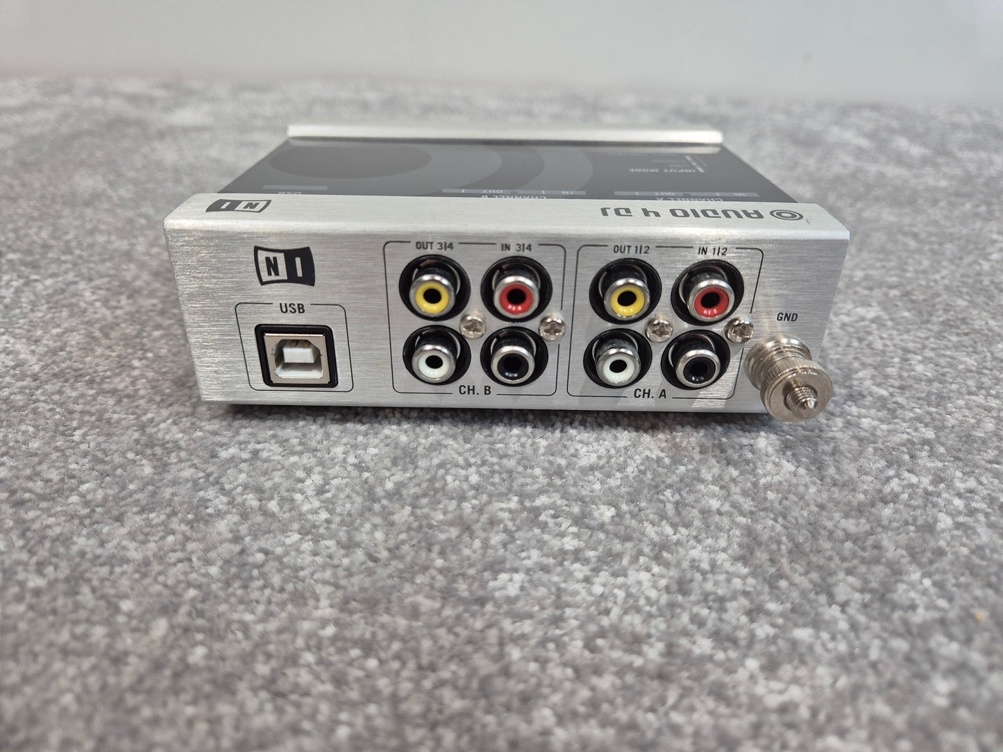Native Instruments Traktor Audio 4 - Professional DJ Audio Interface