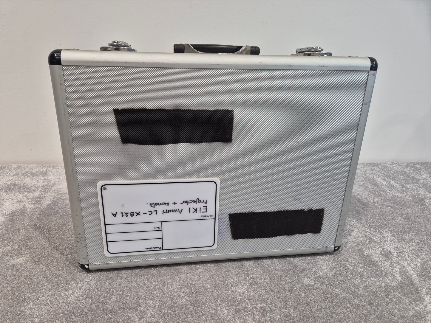 Eiki LC-XB21A – XGA LCD Projector – Excellent w/ Flight Case, Remote, Manual & Accessories