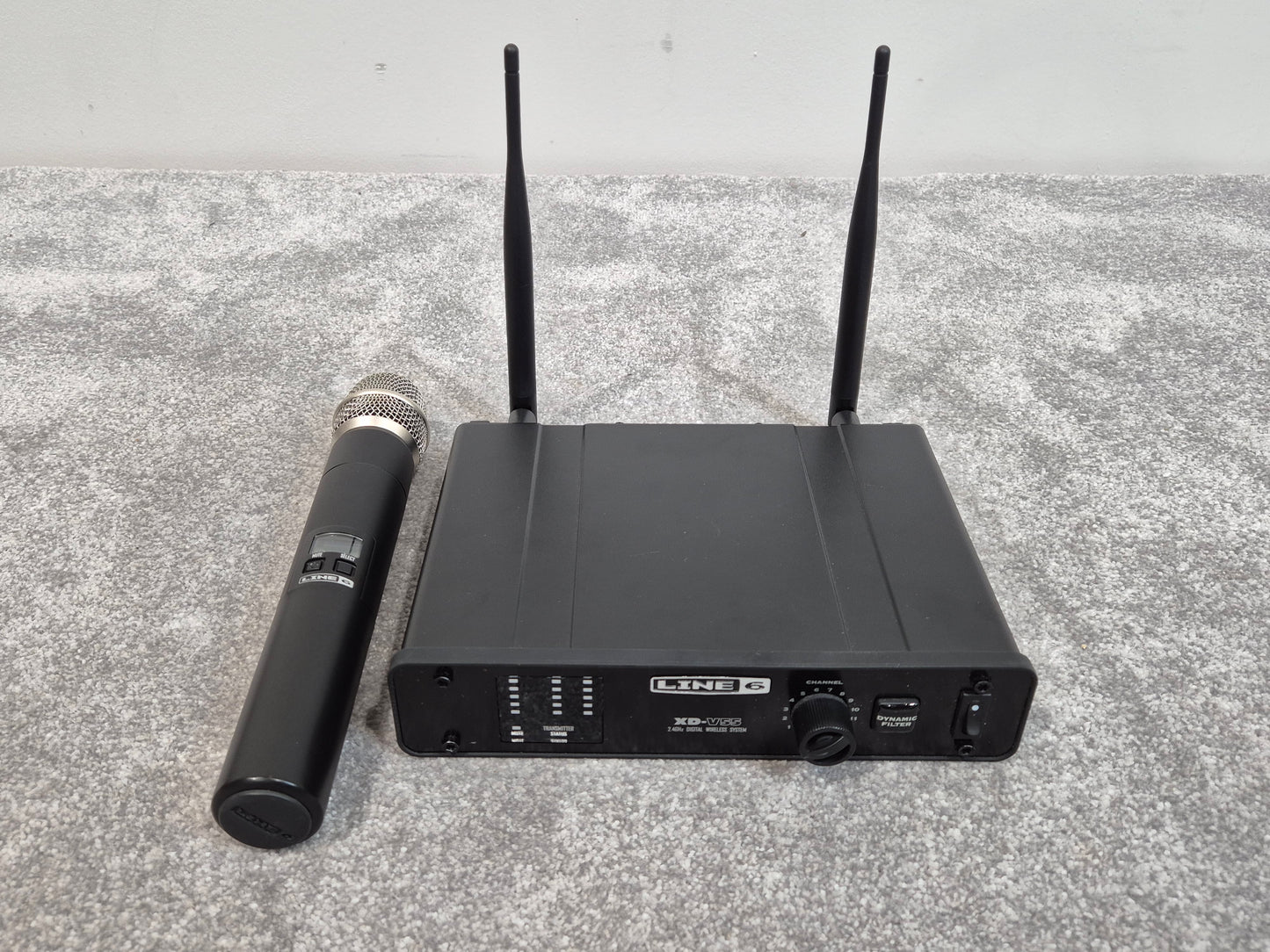 Line 6 XD-V55 - Digital Wireless Headset Microphone System w/ Soft Case