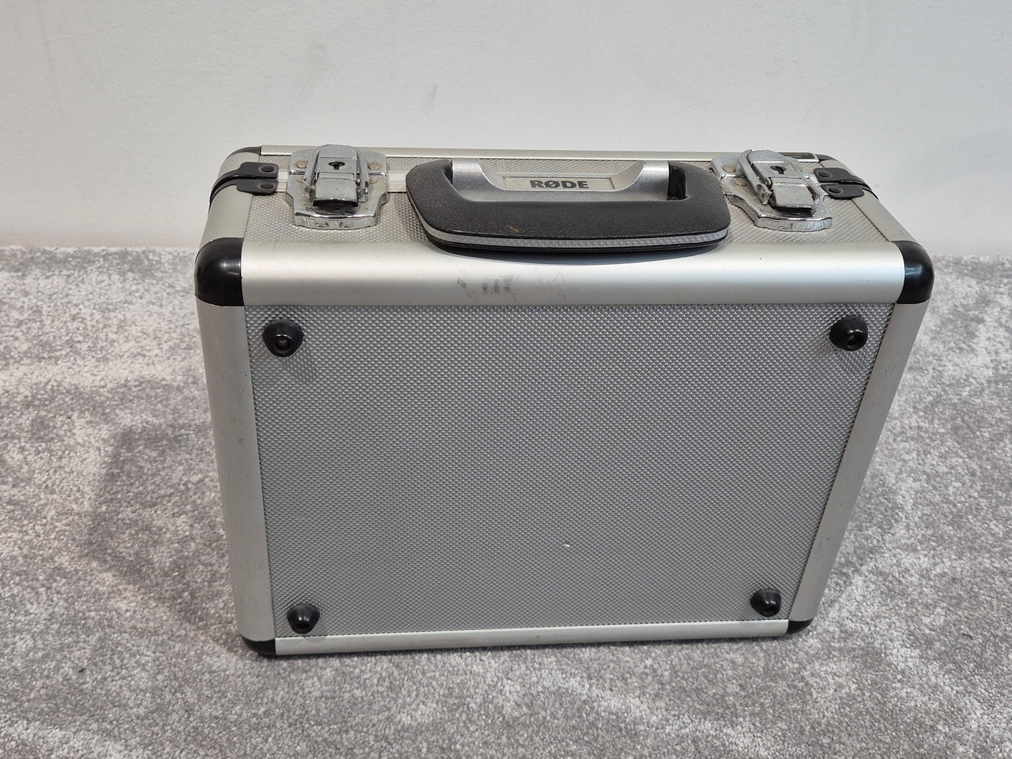Rode NT2 - Мulti-Pattern Condenser Мicrophone w/ Flight Case