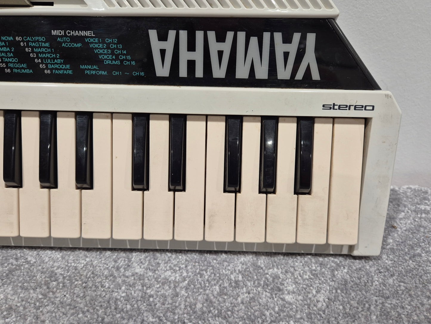 Yamaha SHS-200 - Digital Shoulder Electronic Keyboard w/ Hard Case