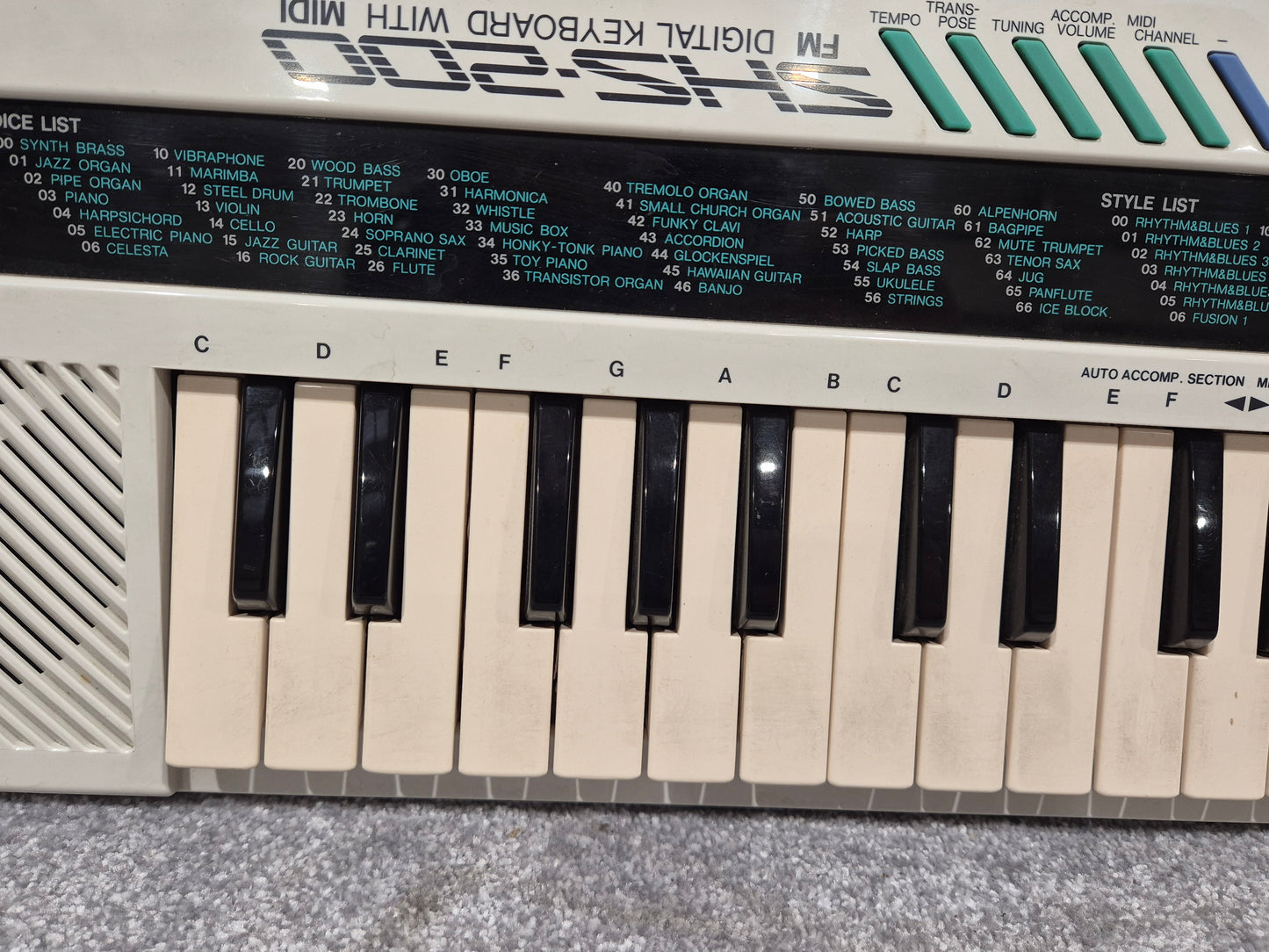 Yamaha SHS-200 - Digital Shoulder Electronic Keyboard w/ Hard Case