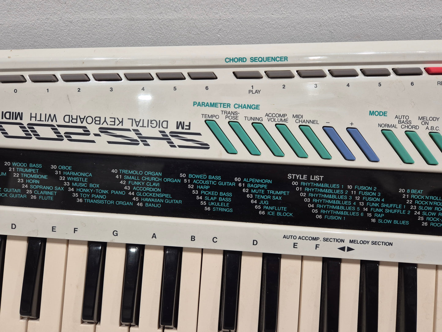 Yamaha SHS-200 - Digital Shoulder Electronic Keyboard w/ Hard Case