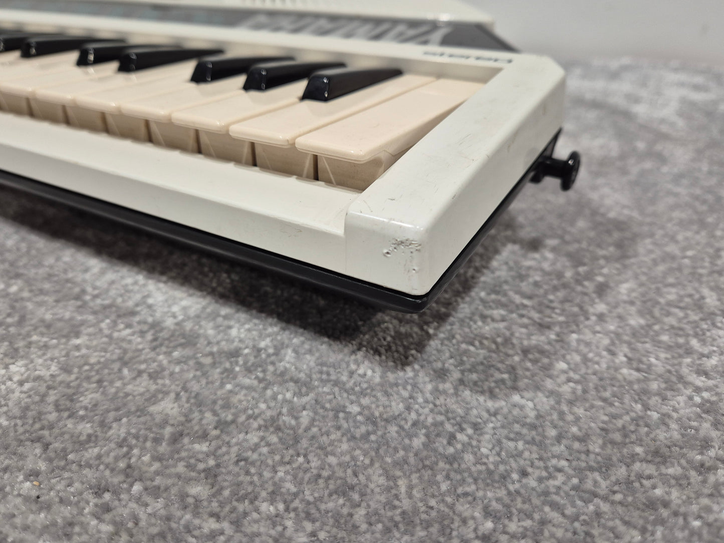 Yamaha SHS-200 - Digital Shoulder Electronic Keyboard w/ Hard Case