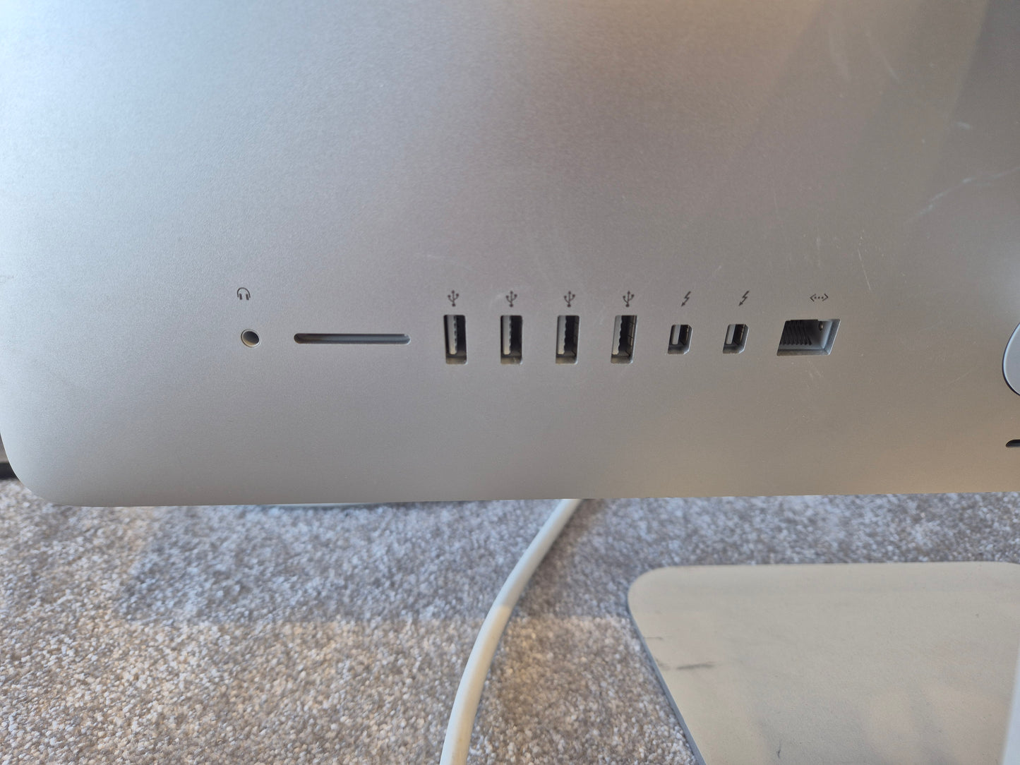 Apple iMac 21-inch i5 Processor with Keyboard and Mouse- C02MT4AQFY0T (Spares or Repairs)