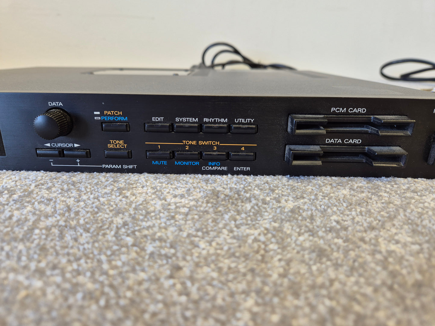 Roland JV-880 - 1U Rackmount Synthesizer Module