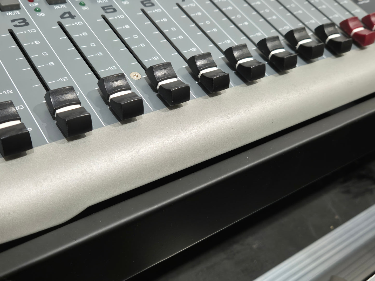 Peavey PV 14 USB - Versatile 14-Channel Mixer w/ Flight Case