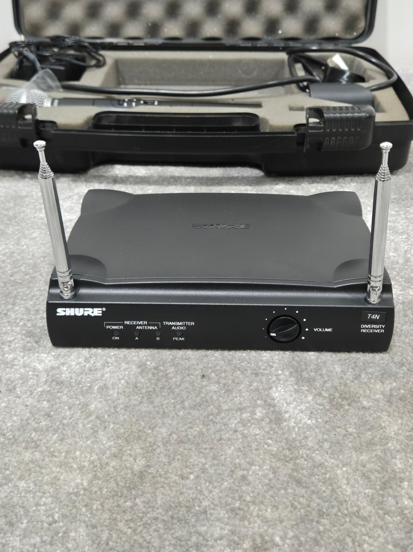 Shure T4N/SM58 - Wireless Microphone System w/ Case - Excellent