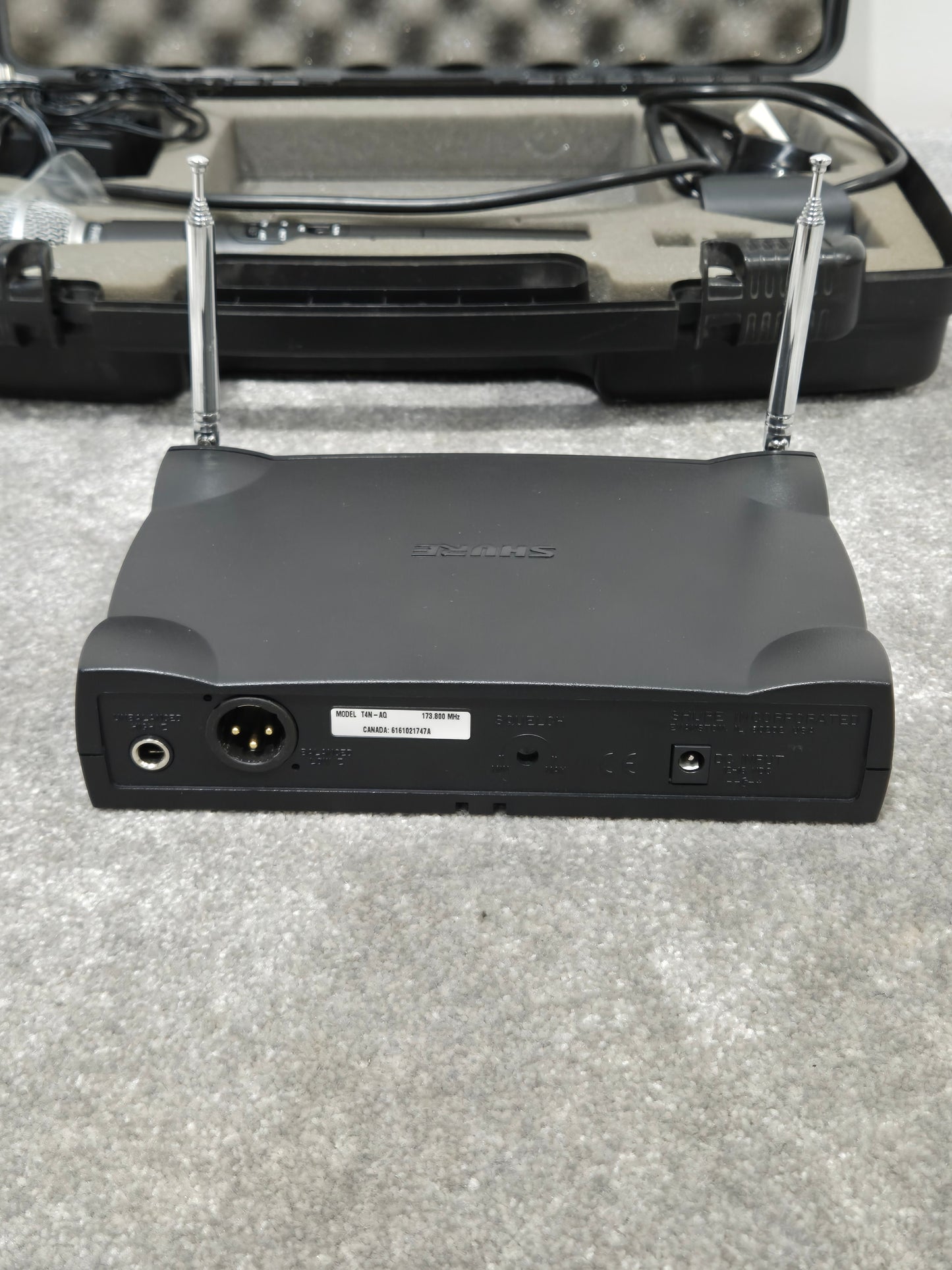 Shure T4N/SM58 - Wireless Microphone System w/ Case - Excellent