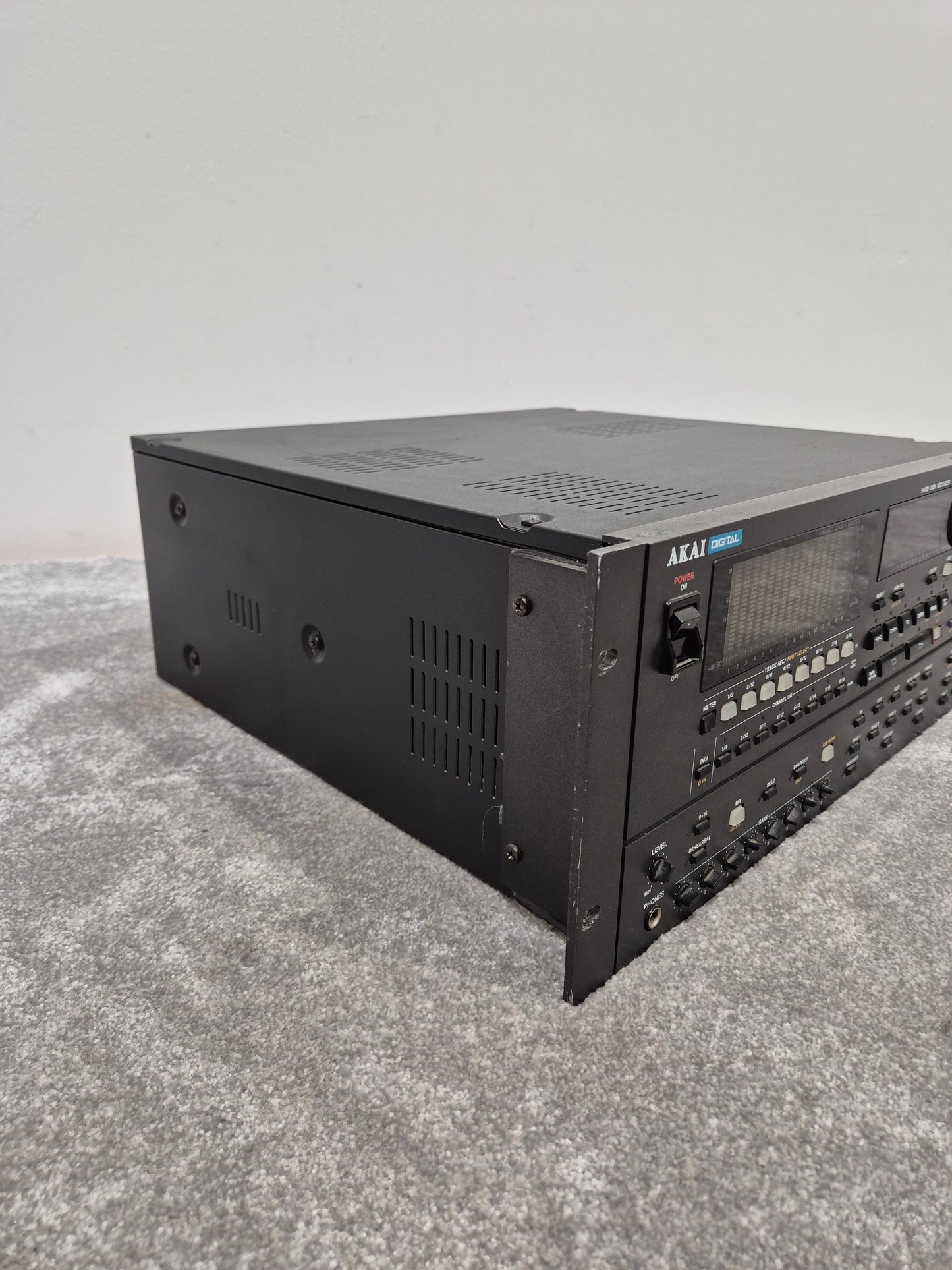 Akai DR16 - 16-Track Digital Hard Disk Recorder