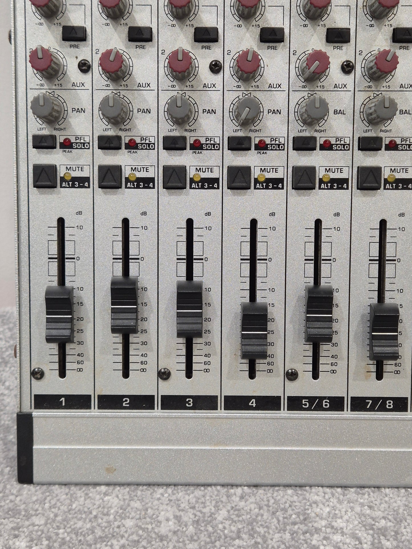 Behringer Eurorack MX1604A - 16-Channel Mixer - Excellent