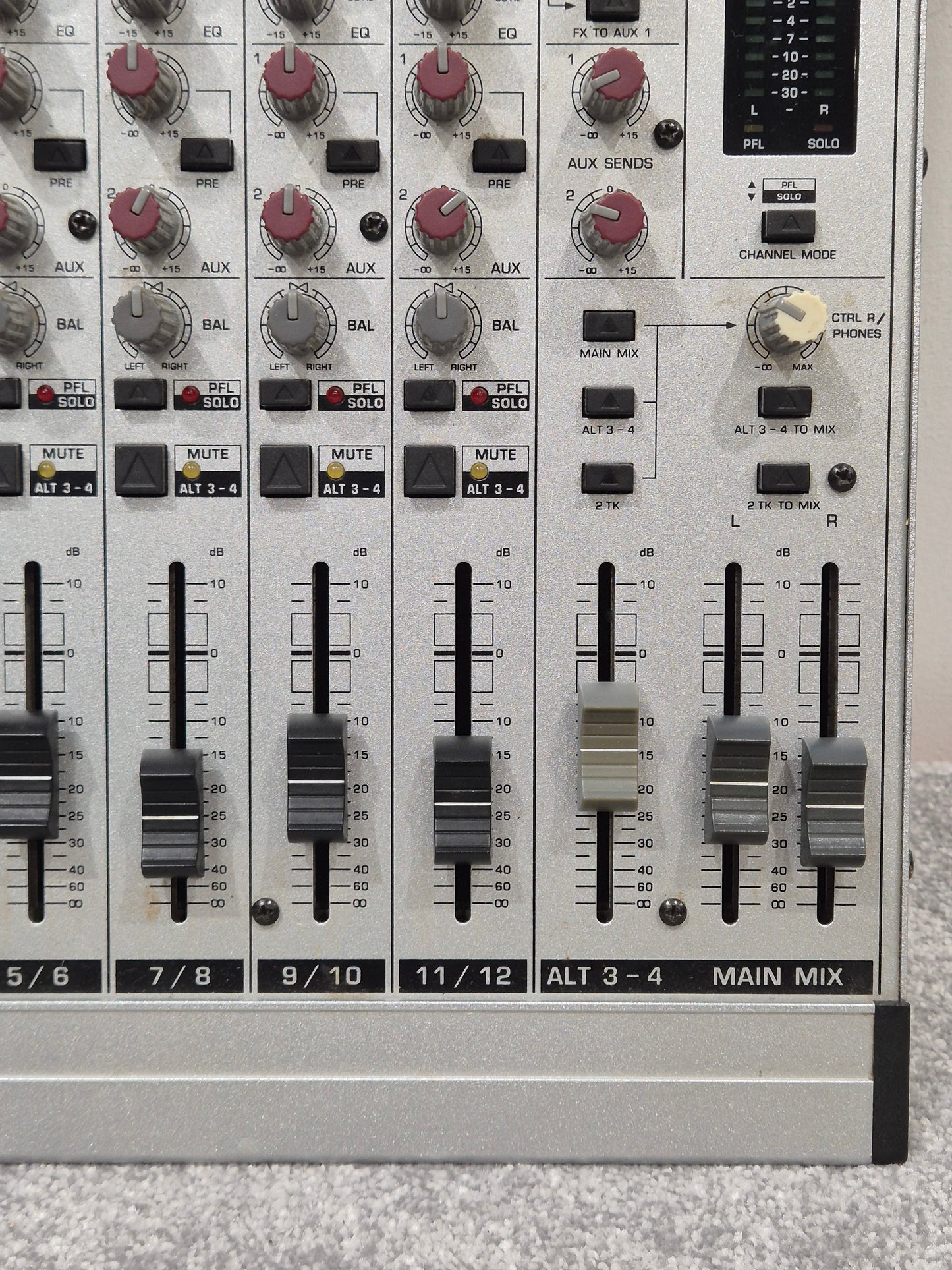 Behringer Eurorack MX1604A - 16-Channel Mixer - Excellent